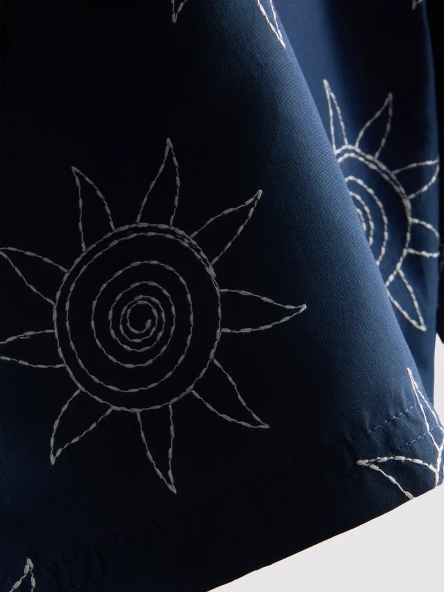 Broderte shorts med solmotiv