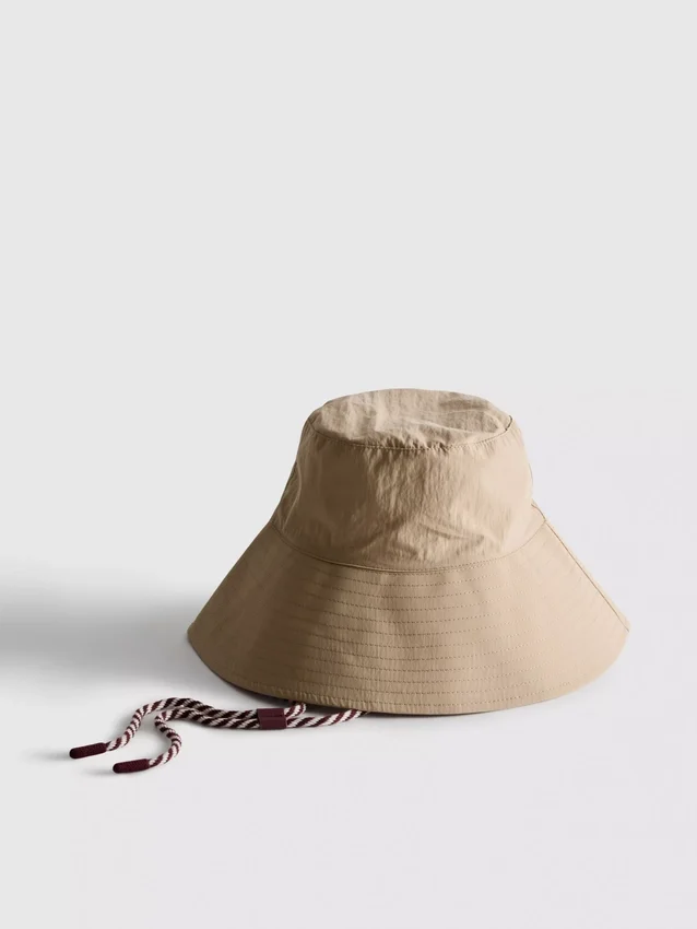 Bucket-hatt med hakestropp