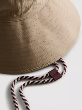 Bucket-hatt med hakestropp