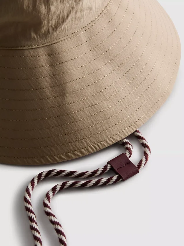 Bucket-hatt med hakestropp