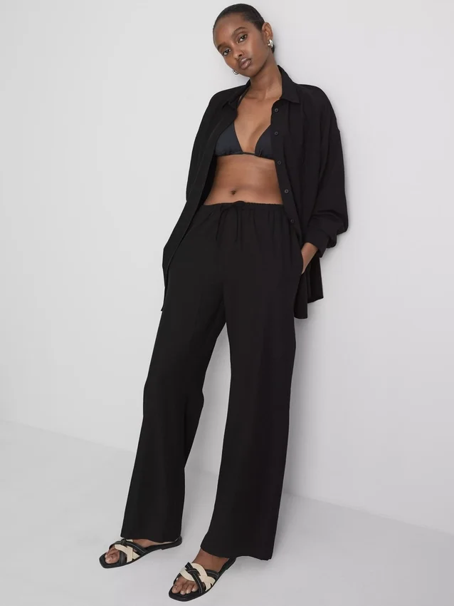 Bukser i bomullsblanding med vid benvidde