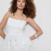 Cami-top i bomull med brodert peplum-kant