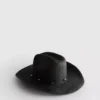Cowboyhatt i strå med kant