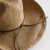 Cowboyhatt i strå med kant