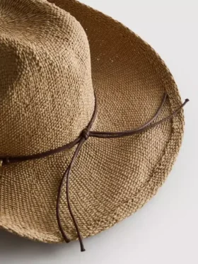 Cowboyhatt i strå med kant