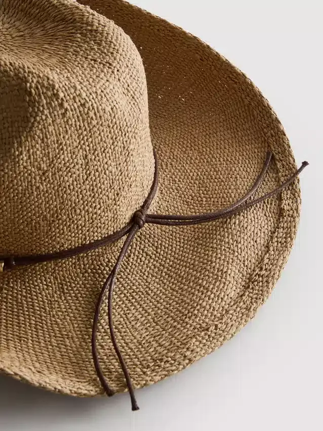 Cowboyhatt i strå med kant