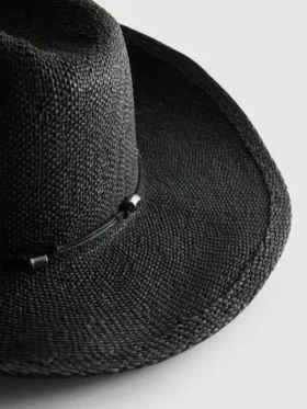 Cowboyhatt i strå med kant