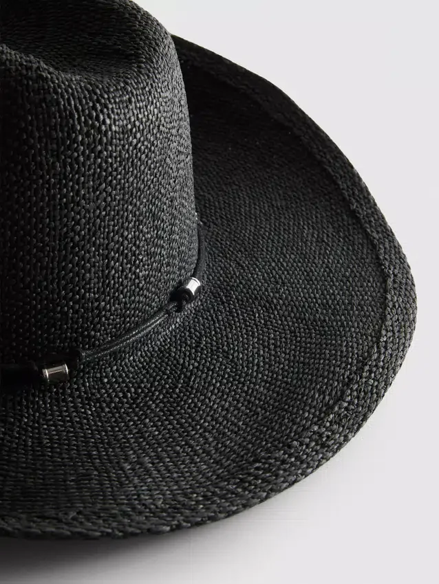 Cowboyhatt i strå med kant