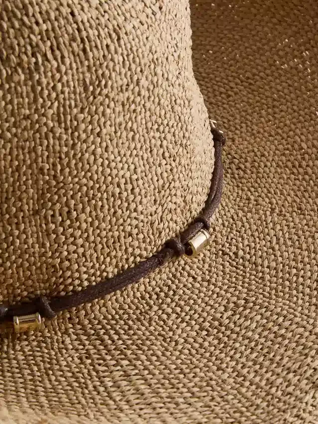 Cowboyhatt i strå med kant