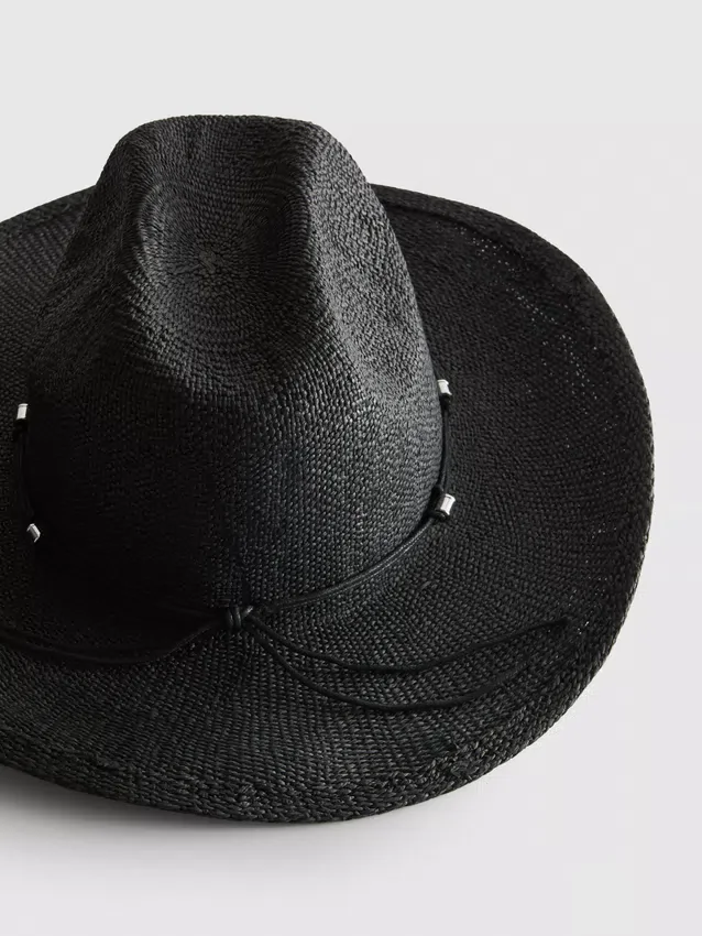 Cowboyhatt i strå med kant