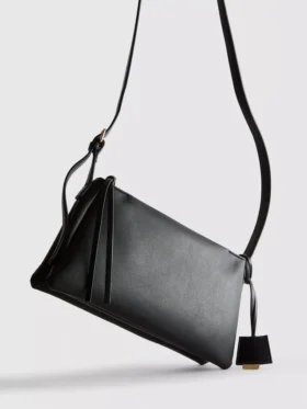 Crossbody-veske med dobbel kile