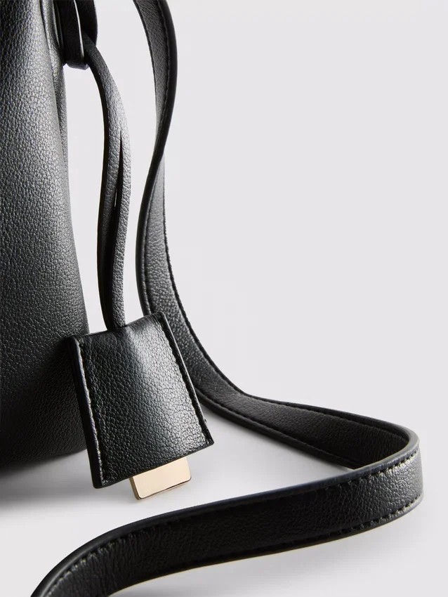 Crossbody-veske med dobbel kile