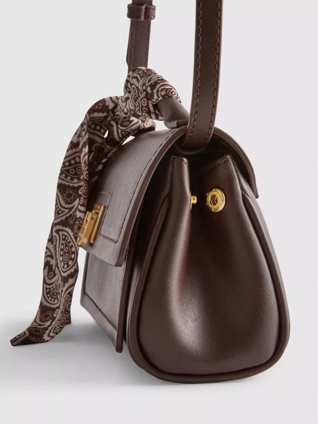 Crossbody-veske med skjerfdetaljer