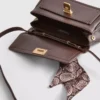 Crossbody-veske med skjerfdetaljer