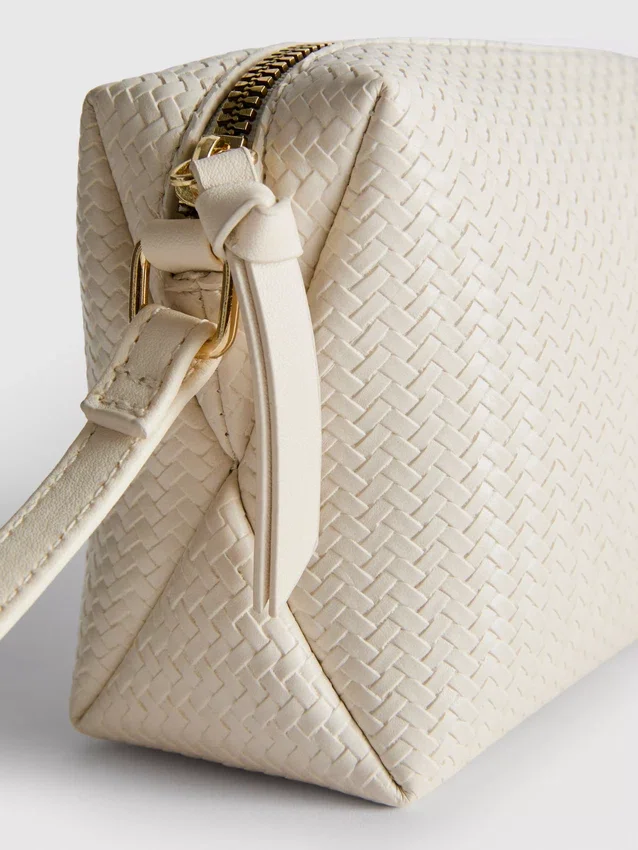 Crossbody-veske med vevd effekt