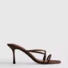 Dekorerte høyhælte sandaler med remmer
