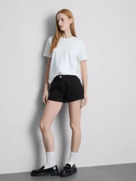 Denimshorts med middelhøy midje og oppbrett