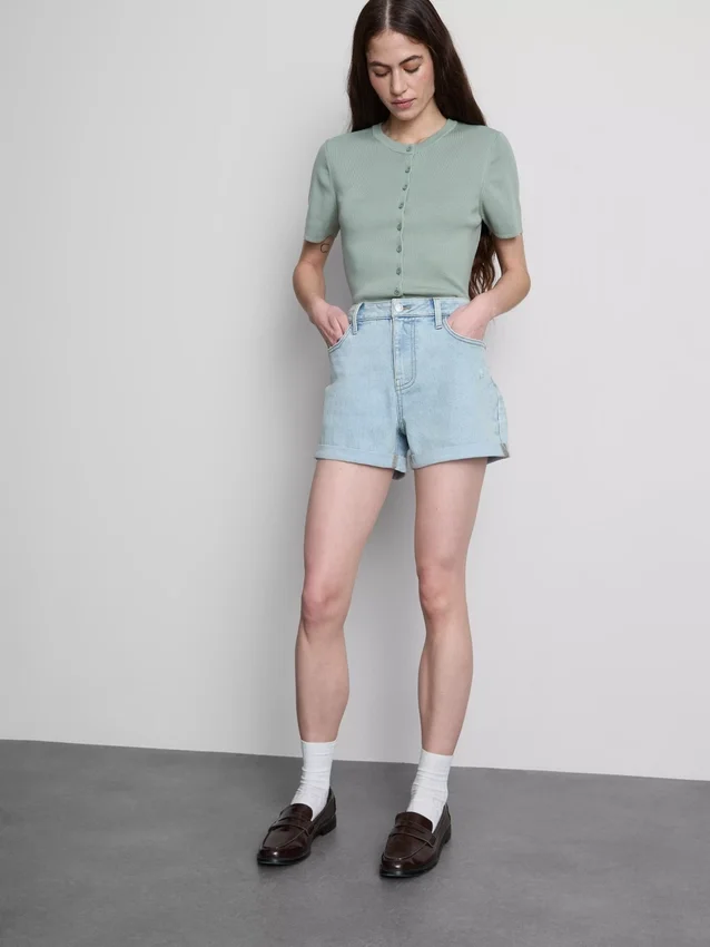 Denimshorts med middelhøy midje og oppbrett