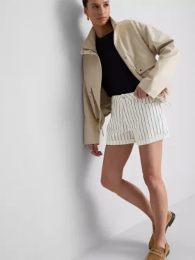 Denimshorts med middelhøy midje og oppbrett