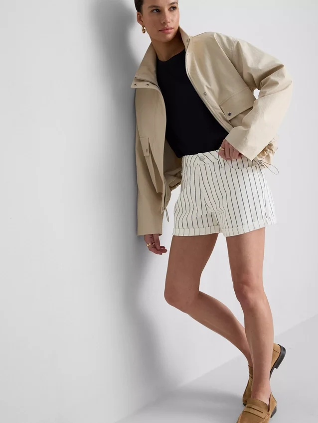 Denimshorts med middelhøy midje og oppbrett