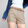 Denimshorts med middelhøy midje og oppbrett