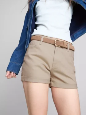 Denimshorts med middelhøy midje og oppbrett