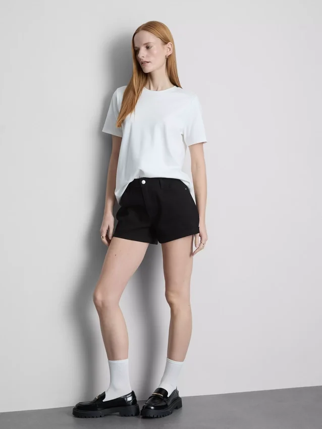 Denimshorts med middelhøy midje og oppbrett