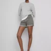 Denimshorts med middelhøy midje og oppbrett