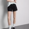 Denimshorts med middelhøy midje og oppbrett