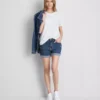 Denimshorts med middelhøy midje og oppbrett