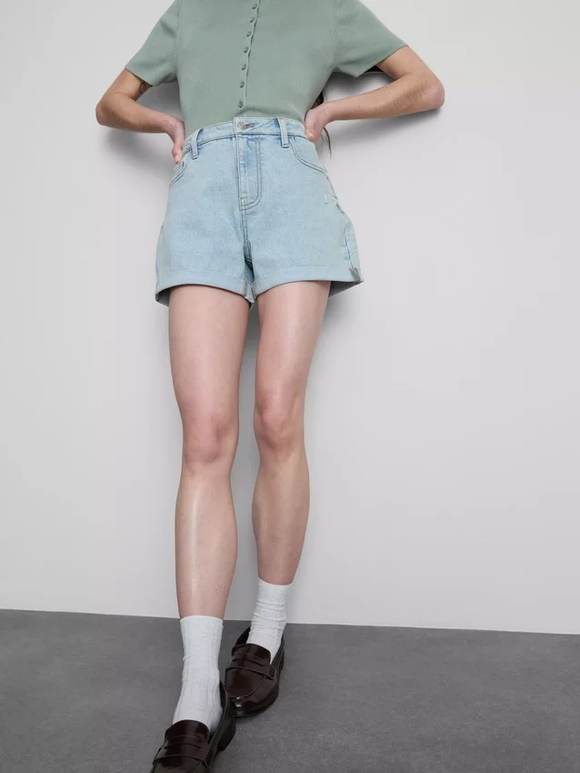 Denimshorts med middelhøy midje og oppbrett