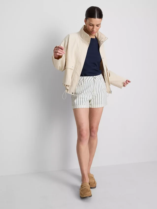 Denimshorts med middelhøy midje og oppbrett