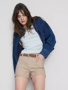 Denimshorts med middelhøy midje og oppbrett