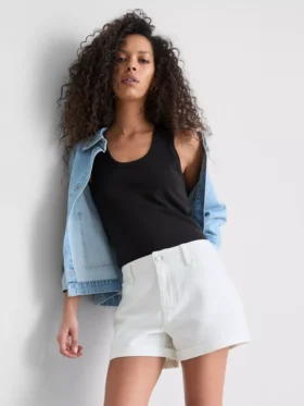 Denimshorts med middelhøy midje og oppbrett