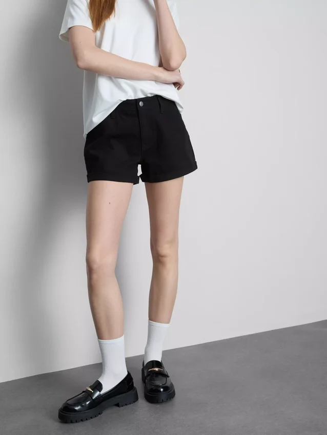 Denimshorts med middelhøy midje og oppbrett