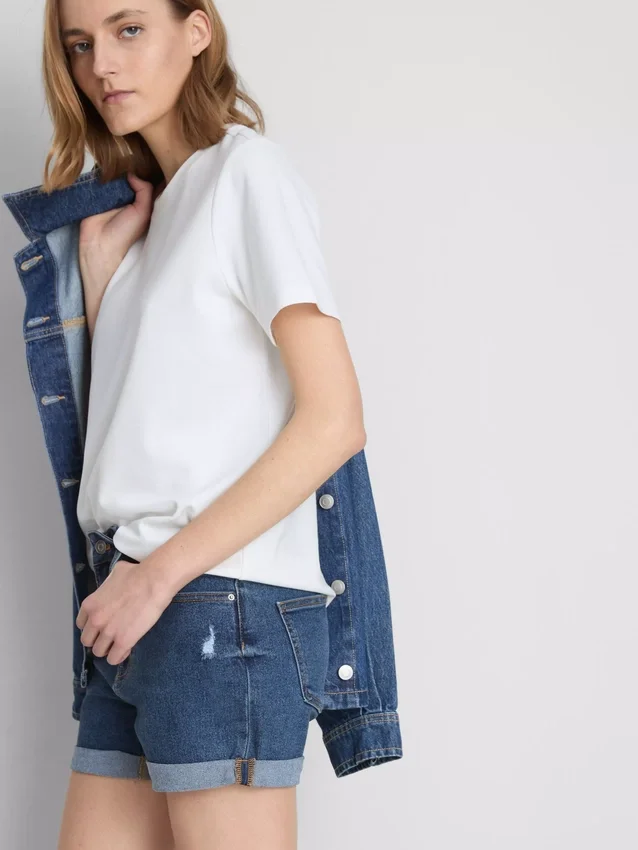 Denimshorts med middelhøy midje og oppbrett
