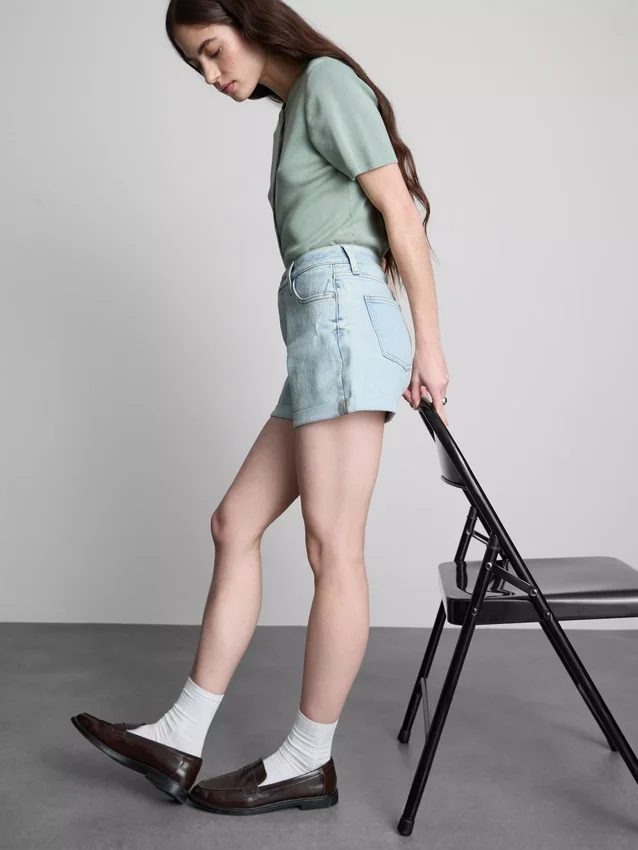 Denimshorts med middelhøy midje og oppbrett