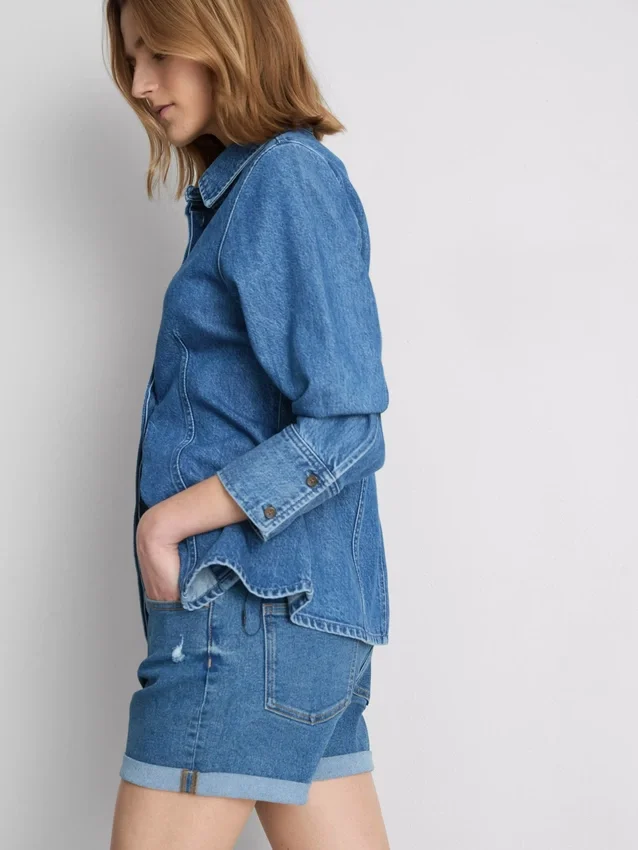 Denimshorts med middelhøy midje og oppbrett