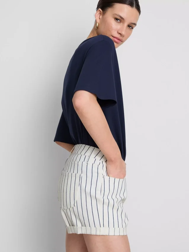 Denimshorts med middelhøy midje og oppbrett