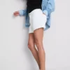 Denimshorts med middelhøy midje og oppbrett