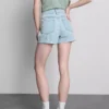 Denimshorts med middelhøy midje og oppbrett