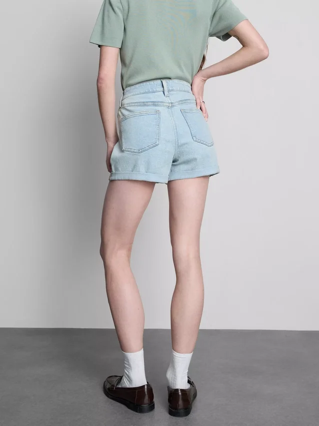 Denimshorts med middelhøy midje og oppbrett