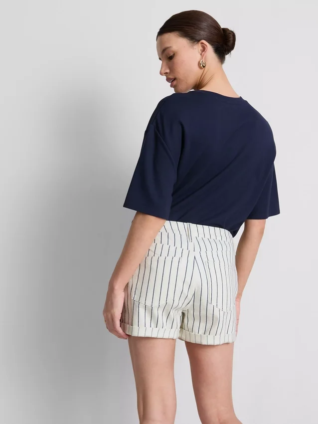 Denimshorts med middelhøy midje og oppbrett