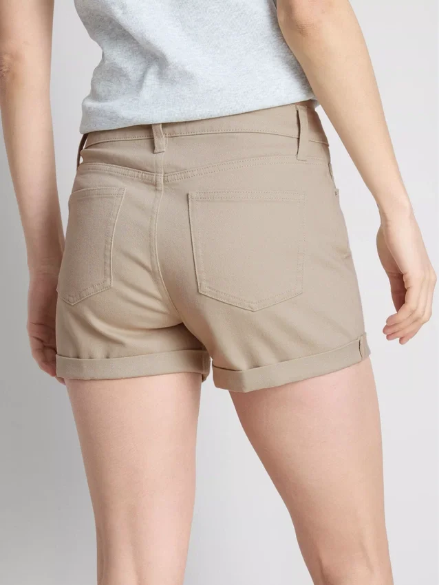 Denimshorts med middelhøy midje og oppbrett