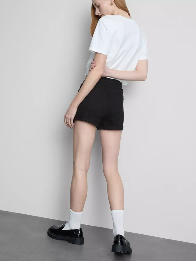 Denimshorts med middelhøy midje og oppbrett