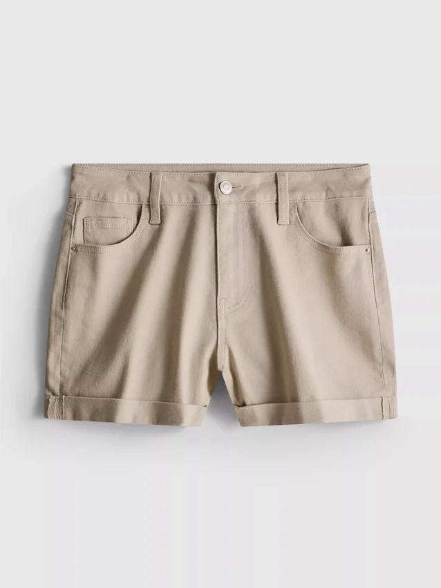 Denimshorts med middelhøy midje og oppbrett
