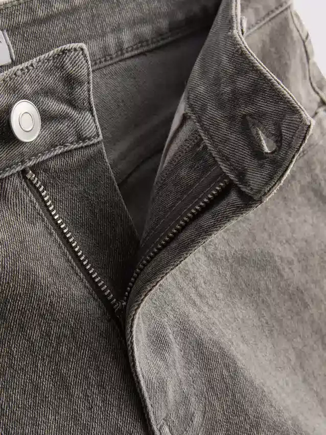 Denimshorts med middelhøy midje og oppbrett
