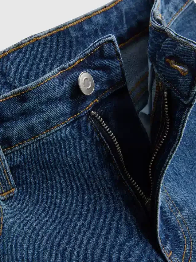 Denimshorts med middelhøy midje og oppbrett