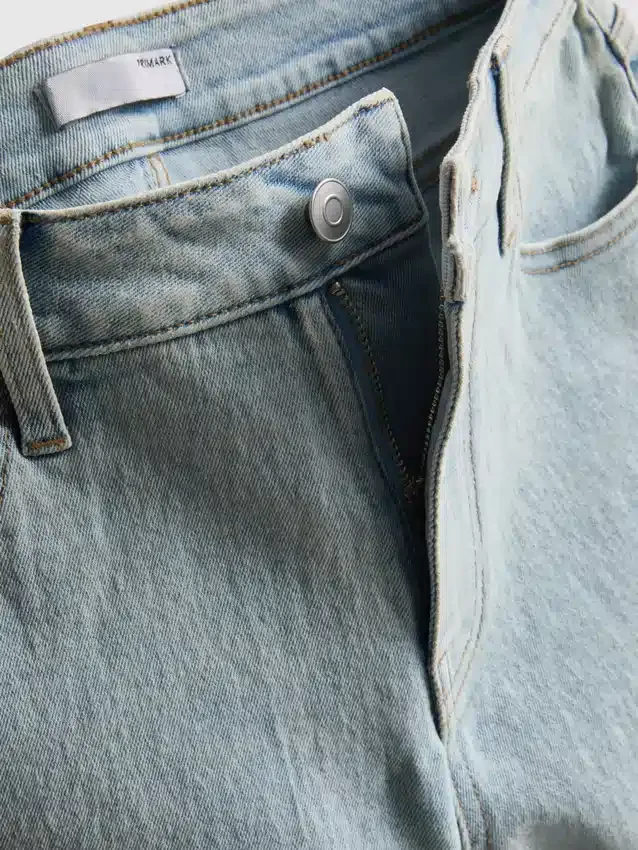 Denimshorts med middelhøy midje og oppbrett