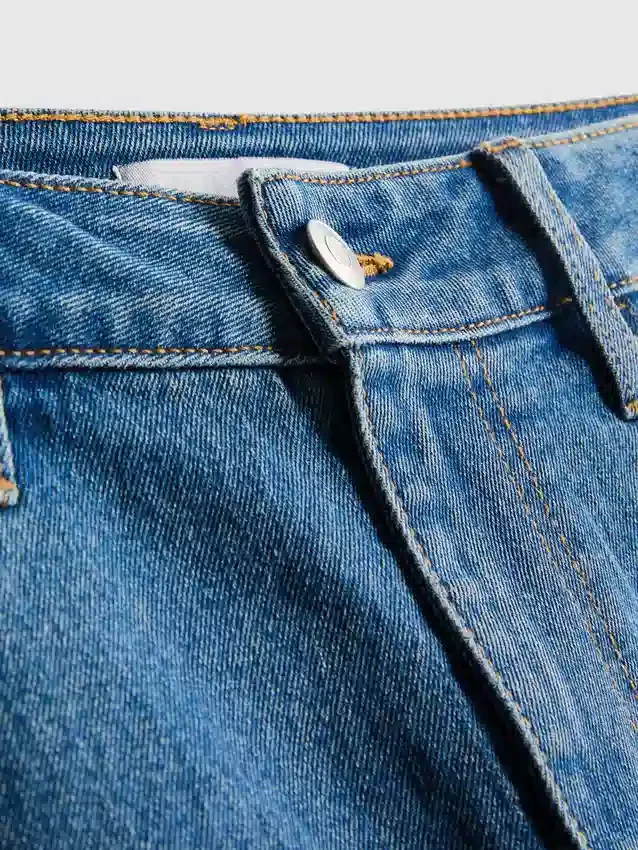 Denimshorts med middelhøy midje og oppbrett
